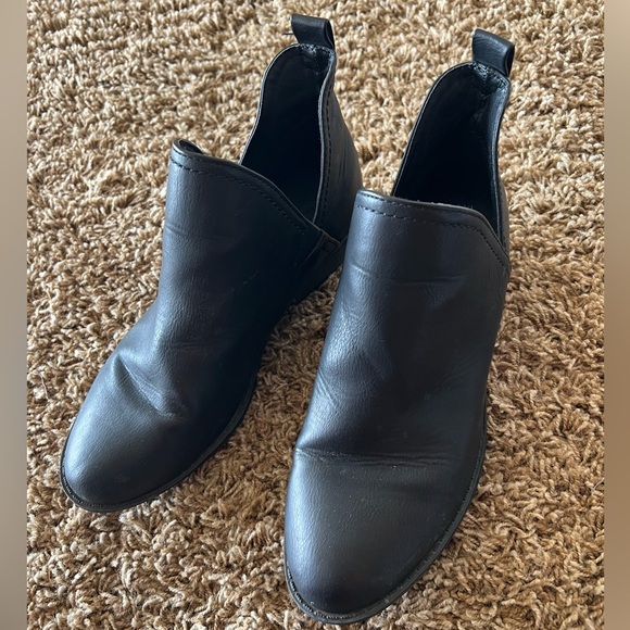Universal Thread Shoes - Universal thread black booties